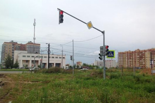 Власти Ярославля объяснили появление на пустыре работающего светофора